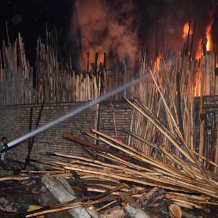 آتش نشانی نیشابور - آتش سوزی کارگاه چوب بری توسط آتش نشانان مهار شد