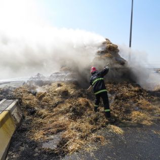 آتش نشانی نیشابور - آتش بازی کودکان موجب آتش سوزی گسترده شد
