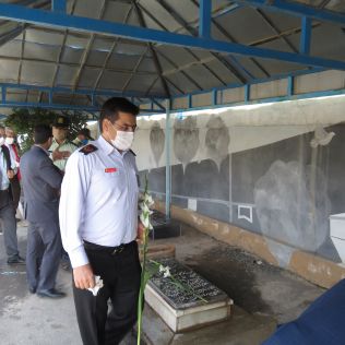 آتش نشانی نیشابور - غبار روبی مزار شهدای آتش نشان حادثه انفجار قطار