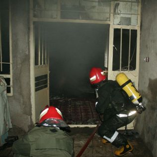 آتش نشانی نیشابور - آتش سیگار منزل مسکونی را دچار آتش سوزی کرد