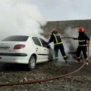 آتش نشانی نیشابور - آتش سوزی خودرو سواری توسط آتش نشانان مهار شد