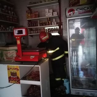 آتش نشانی نیشابور - آتش سوزی در مغازه مرغ فروشی به موقع مهار شد.