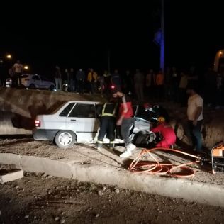 آتش نشانی نیشابور - سقوط خودرو پراید از پل دو مصدوم بر جای گذاشت