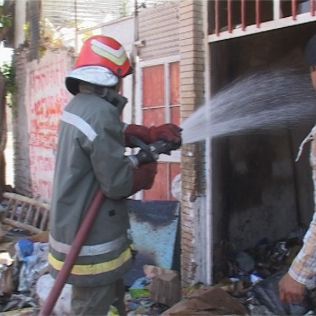 آتش نشانی نیشابور - آتش سوزی مغازه ضایعات و کارتن