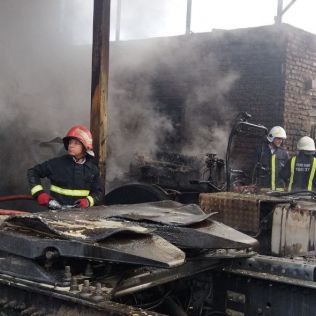 آتش نشانی نیشابور -  دو دستگاه تریلی طعمه آتش شدند.