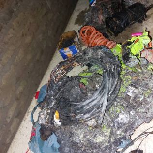 آتش نشانی نیشابور - بی احتیاطی موجب آتش سوزی کارگاه رنگ آمیزی صنایع چوب شد