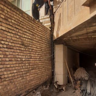 آتش نشانی نیشابور - عملیات یک ساعته خارج کردن سگی که مابین دیواردوساختمان  ودرعمق۶متری گیرکرده و رو به بالابود.