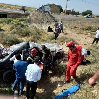 آتش نشانی نیشابور - به گزارش روابط عمومی  سازمان آتش نشانی وخدمات ایمنی شهرداری نیشابور واژگونی خودرو پژو در مقابل رستور