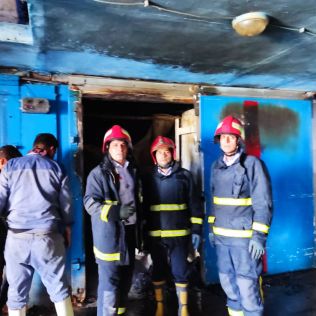 آتش نشانی نیشابور - با تلاش آتش نشانان نیشابور و فیروزه آتش سوزی کشتارگاه صنعتی خاموش شد 