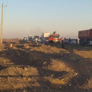 آتش نشانی نیشابور - آتش نشان نیشابوری با اقدام به موقع و کمک مردم کامیونت خاور را از سوختن نجات داد
