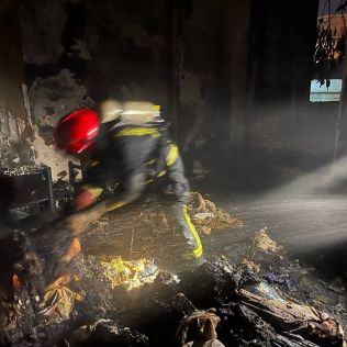 آتش نشانی نیشابور - یک واحد مسکونی در میان شعله های آتش سوخت