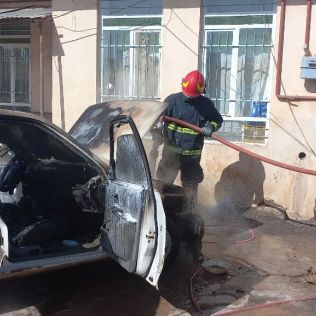 آتش نشانی نیشابور - اتصال در سیم کشی موجب آتش سوزی خودرو پراید در روستای باغشن گچ شد