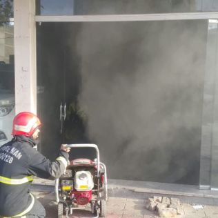 آتش نشانی نیشابور - آتش سوزی نمایشگاه خودرو واقع در بلوار امیر کبیر مهار شد