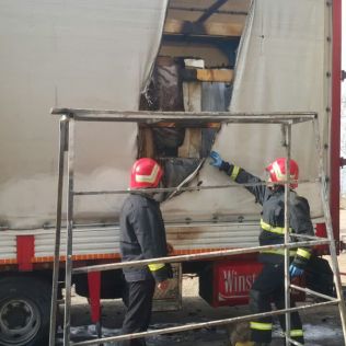 آتش نشانی نیشابور - بی احتیاطی هنگام جوشکاری موجب آتش گرفتن یکدستگاه کامیون شد