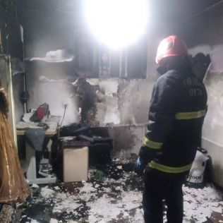 آتش نشانی نیشابور - آتش سوزی منزل مسکونی در خیابان گنبد سبز مهار شد