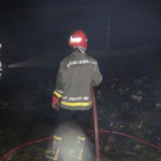 آتش نشانی نیشابور - تلاش آتش نشانان کارگاه تزریق پلاستیک را از کام آتش نجات داد