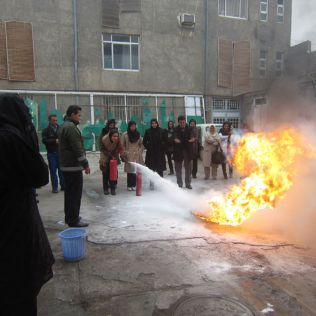 آتش نشانی نیشابور - آموزش خاموش کننده های دستی پرسنل بیمارستان قمر بنی هاشم نیشابور