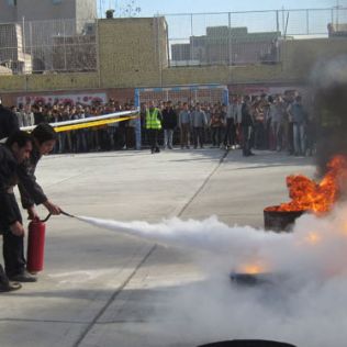 آتش نشانی نیشابور - آموزش خاموش کننده دستی ویژه پرسنل تیپ 21 امام رضا (ع)