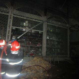 آتش نشانی نیشابور - آتش سوزی گسترده یک فروشگاه در خیابان ارگ جنوبی