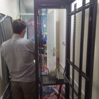 آتش نشانی نیشابور - اصلاح کابل کشی و تجهیز اتاق سرور سازمان آتش نشانی