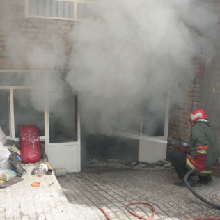 آتش نشانی نیشابور - آتش سوزی آلاچیق در پشت بام منزل مسکونی