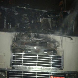 آتش نشانی نیشابور - خودروی تریلی طعمه حریق شد