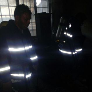 آتش نشانی نیشابور - آتش سوزی منزل براثر اتصالات برق غیراستاندارد.اتصالات و سیم کشی غیر اصولی کولر موجب آتش سوزی منزل مسک