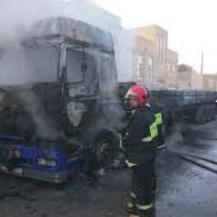 آتش نشانی نیشابور - کابین راننده تریلر در آتش سوخت