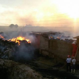 آتش نشانی نیشابور - برخورد بار پرس کاه تریلر با کابل های انتقال برق موجب آتش سوزی شد به گزارش روابط عمومی سازمان آتش نشا