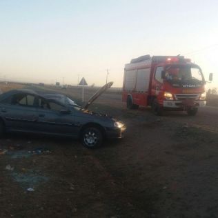آتش نشانی نیشابور - واژگونی خودرو پژو پارس در جاده کاشمر