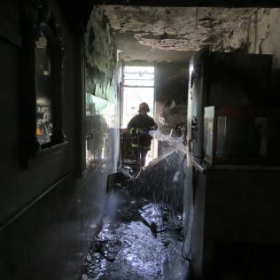 آتش نشانی نیشابور - آتش سوزی منزل مسکونی توسط آتش نشانان مهار شد