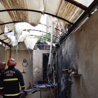 آتش نشانی نیشابور - آتش سوزی منزل مسکونی در شهرک بسیج