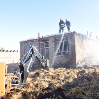 آتش نشانی نیشابور - بی احتیاطی هنگام جوشکاری موجب آتش سوزی شد