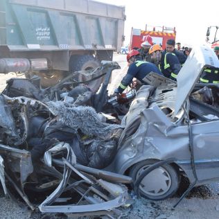آتش نشانی نیشابور - تصادف مرگبار خودرو پژو آردی با کامیون در جاده فیلخانه