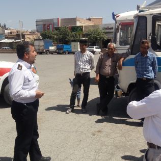 آتش نشانی نیشابور - توزیع بروشورهای خطرات آب و آتش در فصل گرما