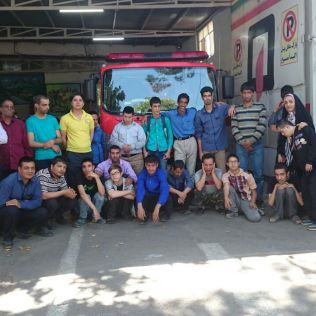 آتش نشانی نیشابور - بازدید جمعی از دانش آموزان و افراد تحت پوشش بهزیستی از ایستگاه 7 آتش نشانی 