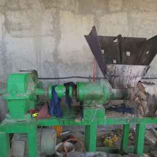 آتش نشانی نیشابور - مرگ دردناک یک خانم در بین دستگاه فشرده سازی ضایعات پلاستیک